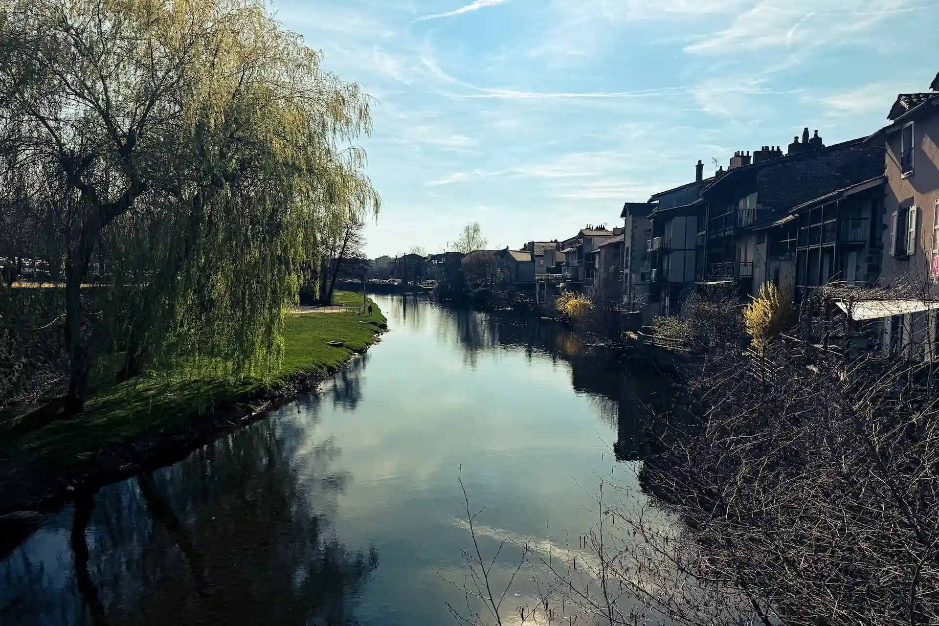 Vue sur la rivière La Jordanne depuis l'appartement à Aurillac