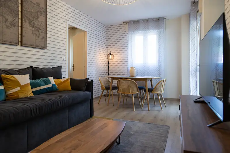 Salon et coin repas de l'appartement Le Cocon du Pont Rouge à Aurillac